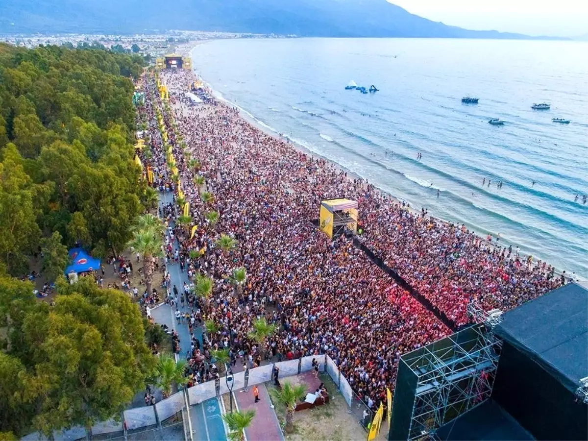 Kuşadası Gençlik Festivali 4 günde 200 bin genci ağırladı