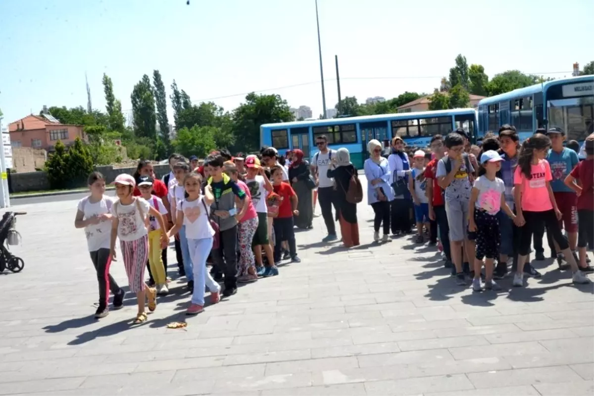 Melikgazi Belediyesi yaz okulu öğrencileri hayvanat bahçesini gezdi