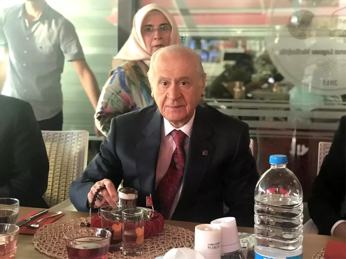 MHP Lideri Bahçeli, 40 yıl hatırlı \'Türk kahvesi\' içti