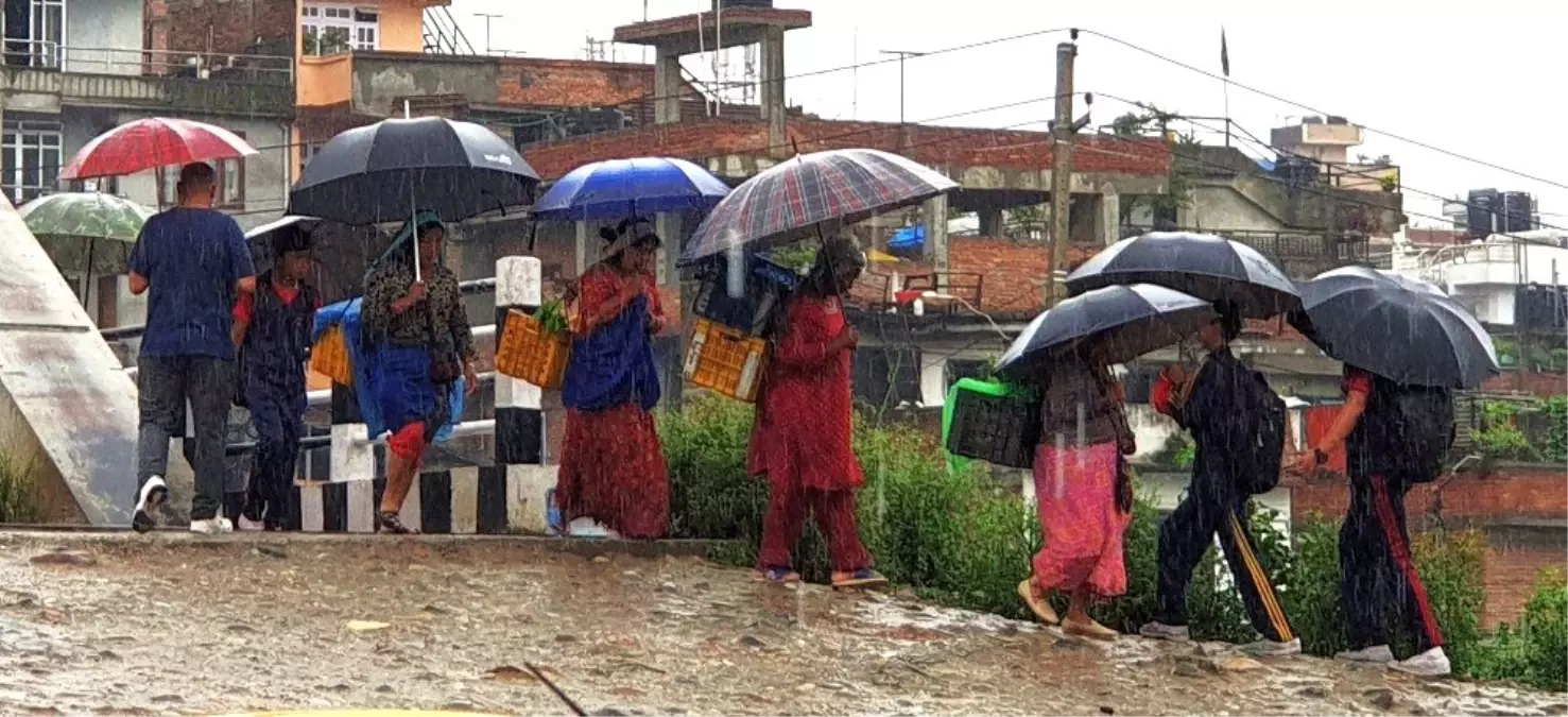 Nepal\'de sel felaketi: 32 ölü, 17 kayıp, 12 yaralı