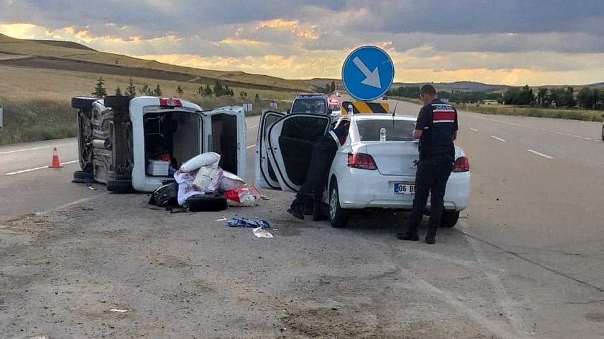 Otomobil ile kamyonet çarpıştı: 6 yaralı