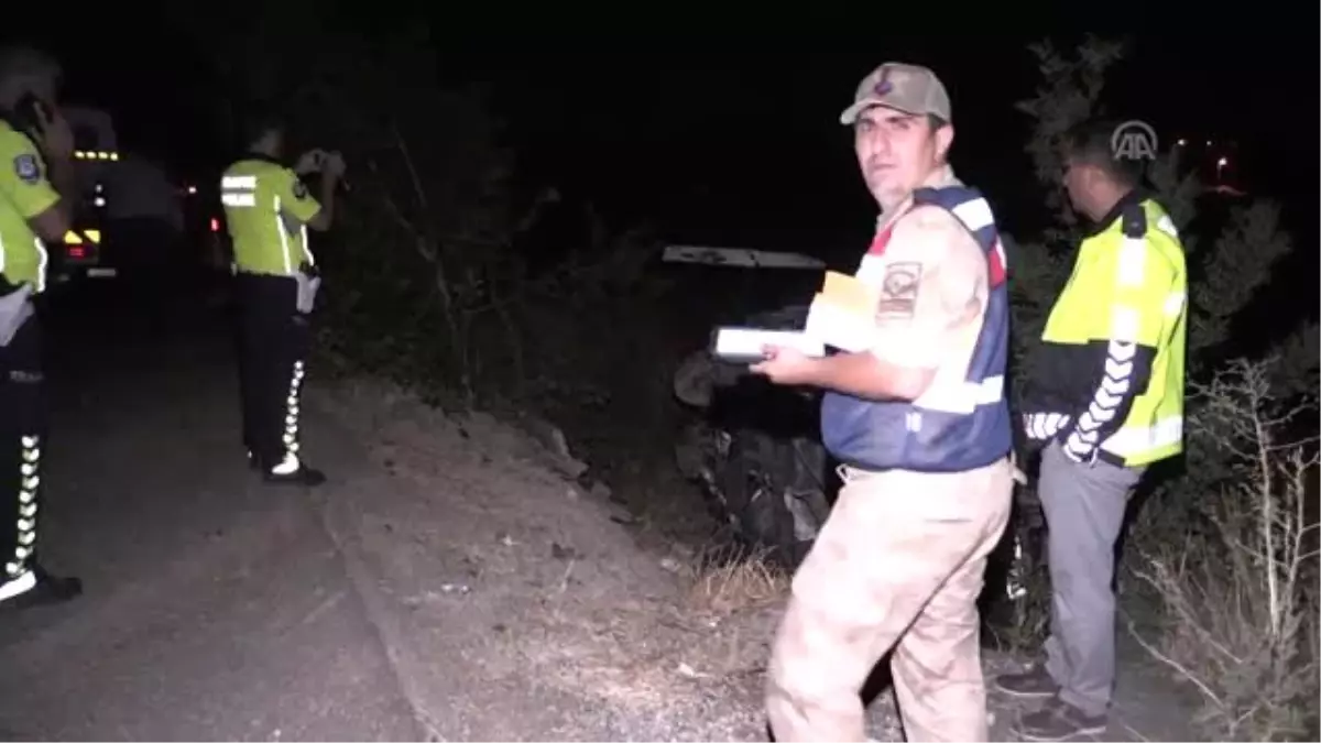 Otomobil, traktörün arkasındaki buğday yüklü römorka çarptı: 4 yaralı