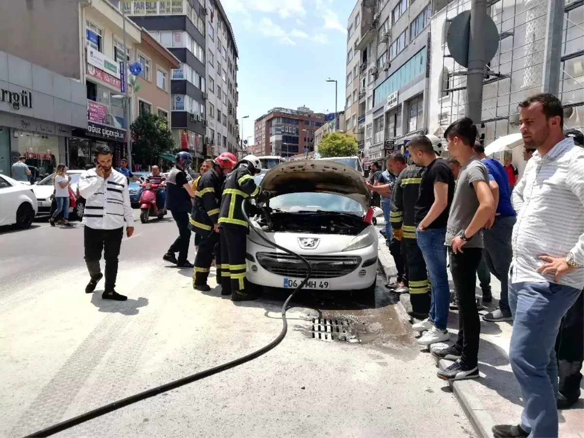 Park halindeki otomobili kül olmaktan itfaiye kurtardı