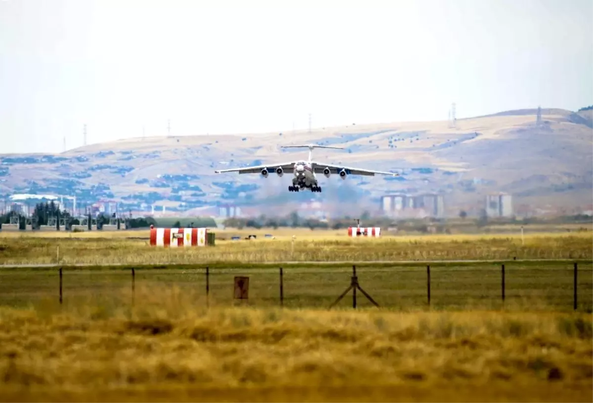 S-400 hava savunma sistemlerini getiren 4. uçak da geri dönmek için havalandı