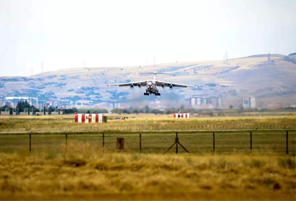 S-400 hava savunma sistemlerini getiren 4. uçak da geri dönmek için havalandı