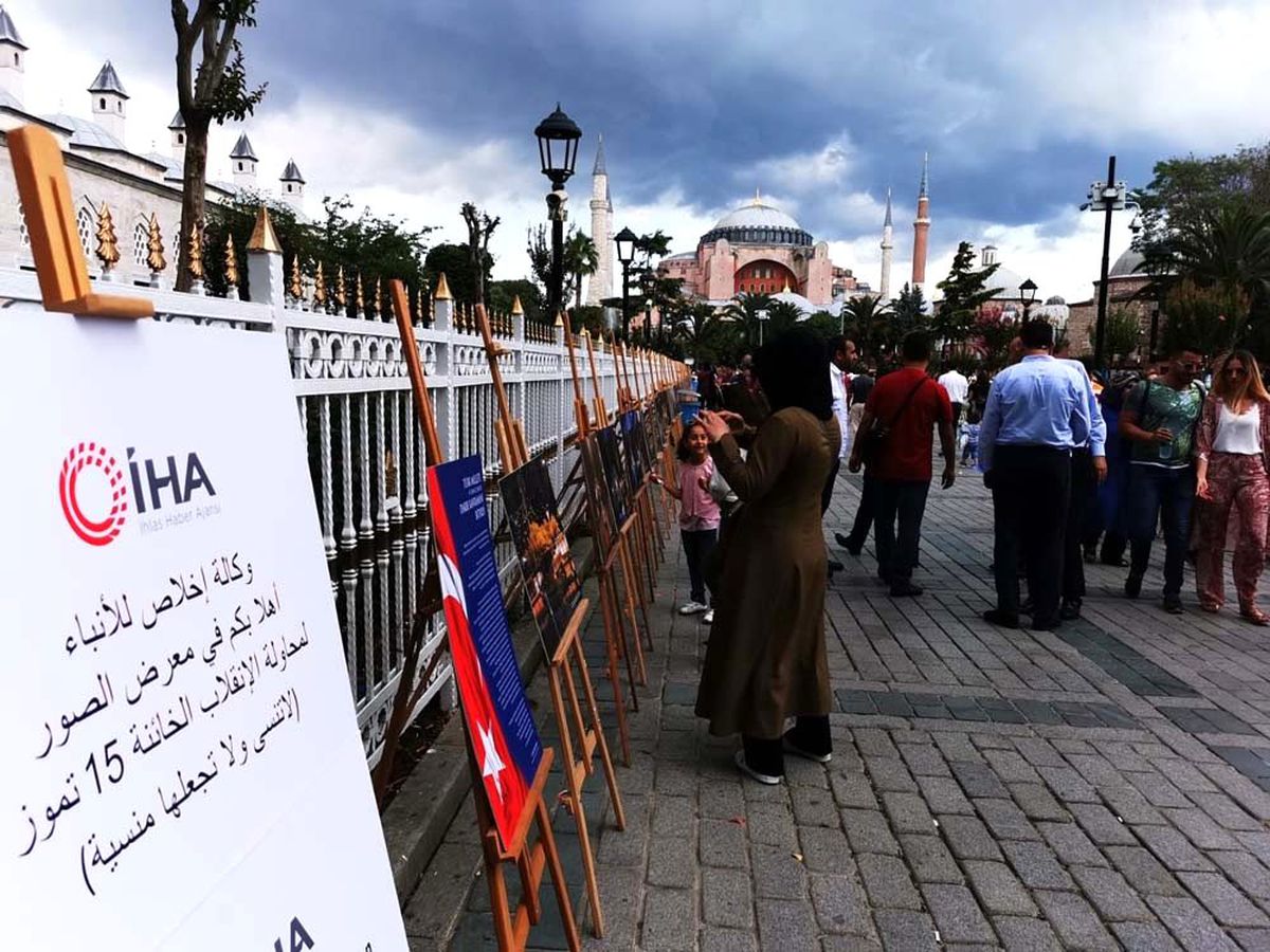 Sultanahmet\'teki 15 Temmuz Sergisi turistlerden büyük ilgi görüyor