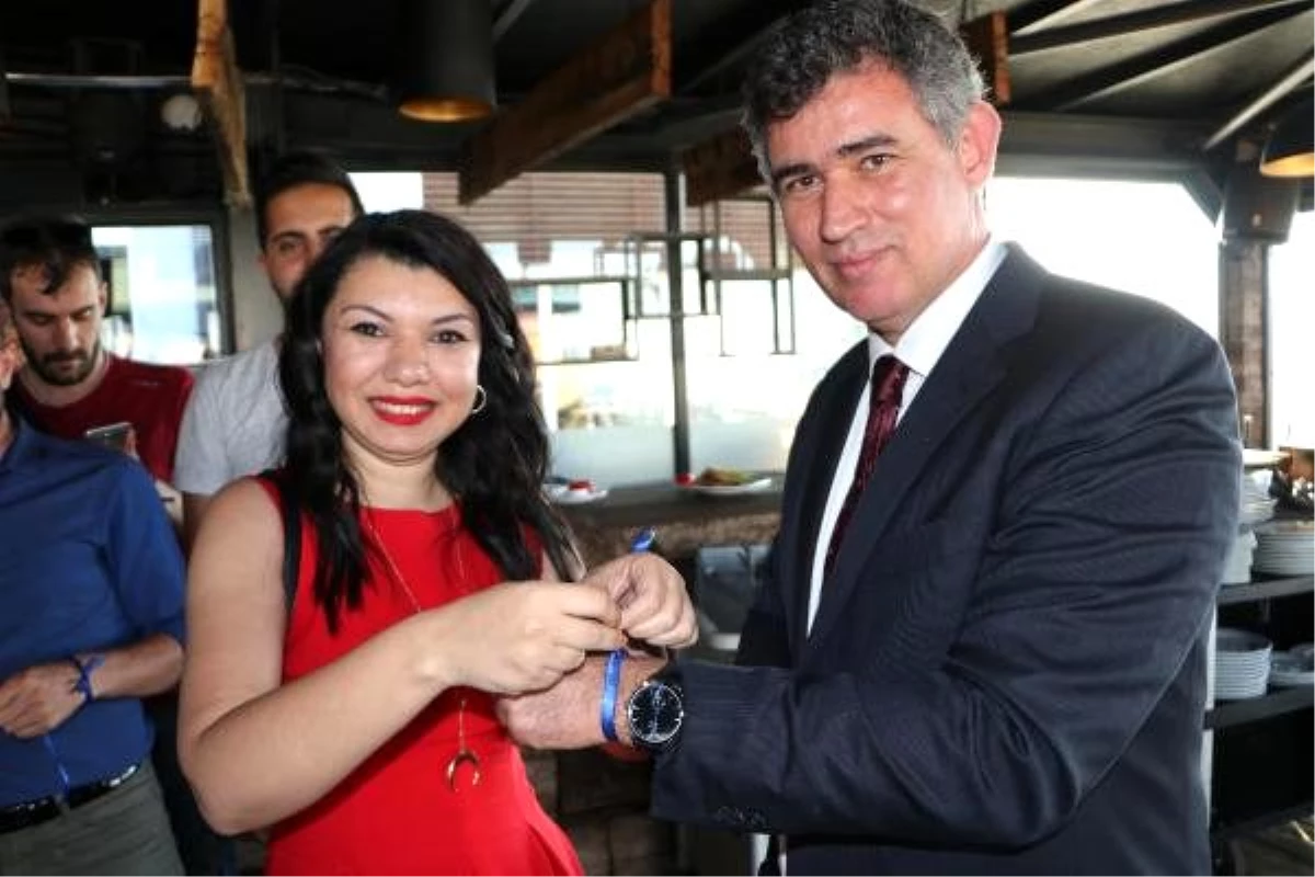TBB Başkanı Feyzioğlu, çocuklar için koluna mavi kurdele taktı