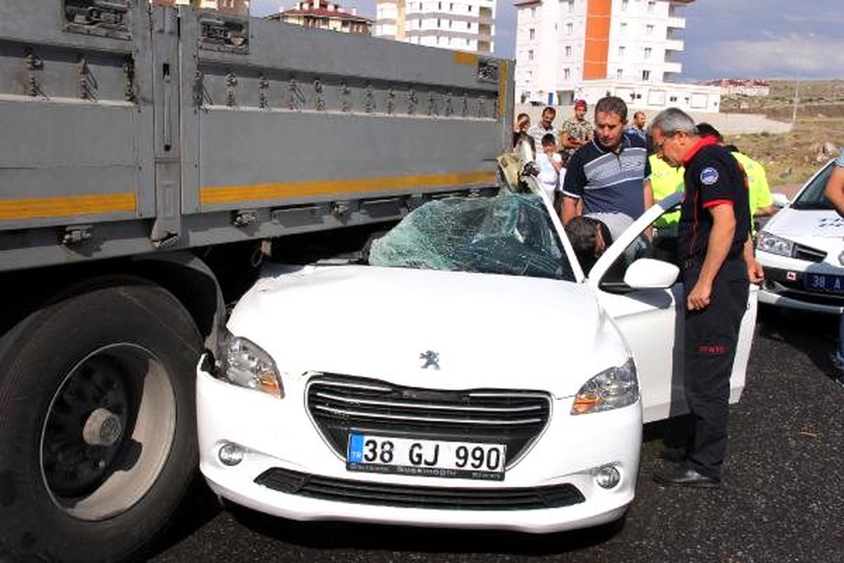 TIR\'a çarpan otomobilin 16 yaşındaki sürücüsü yaralandı