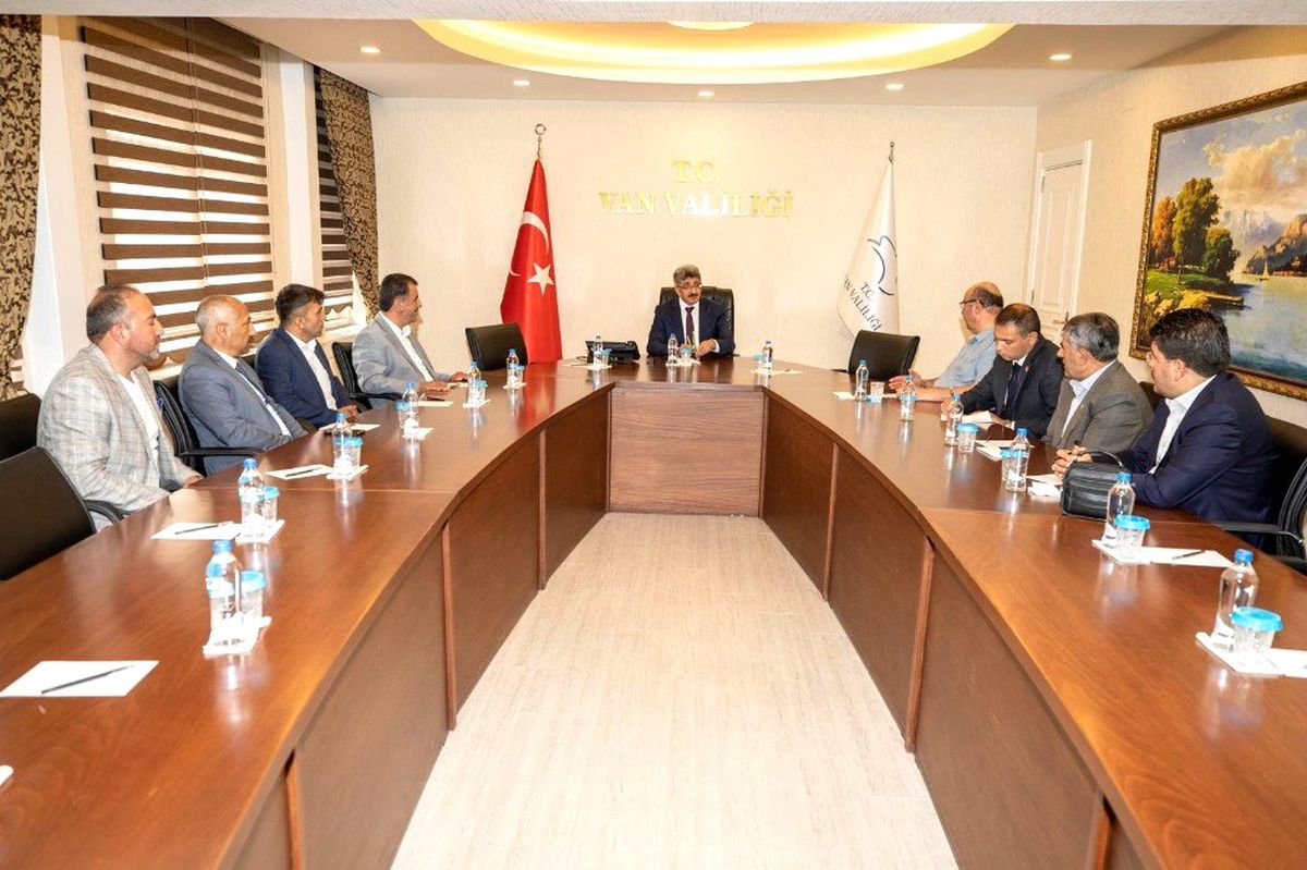 Vali Bilmez, partilerin il başkanlarıyla bir araya geldi