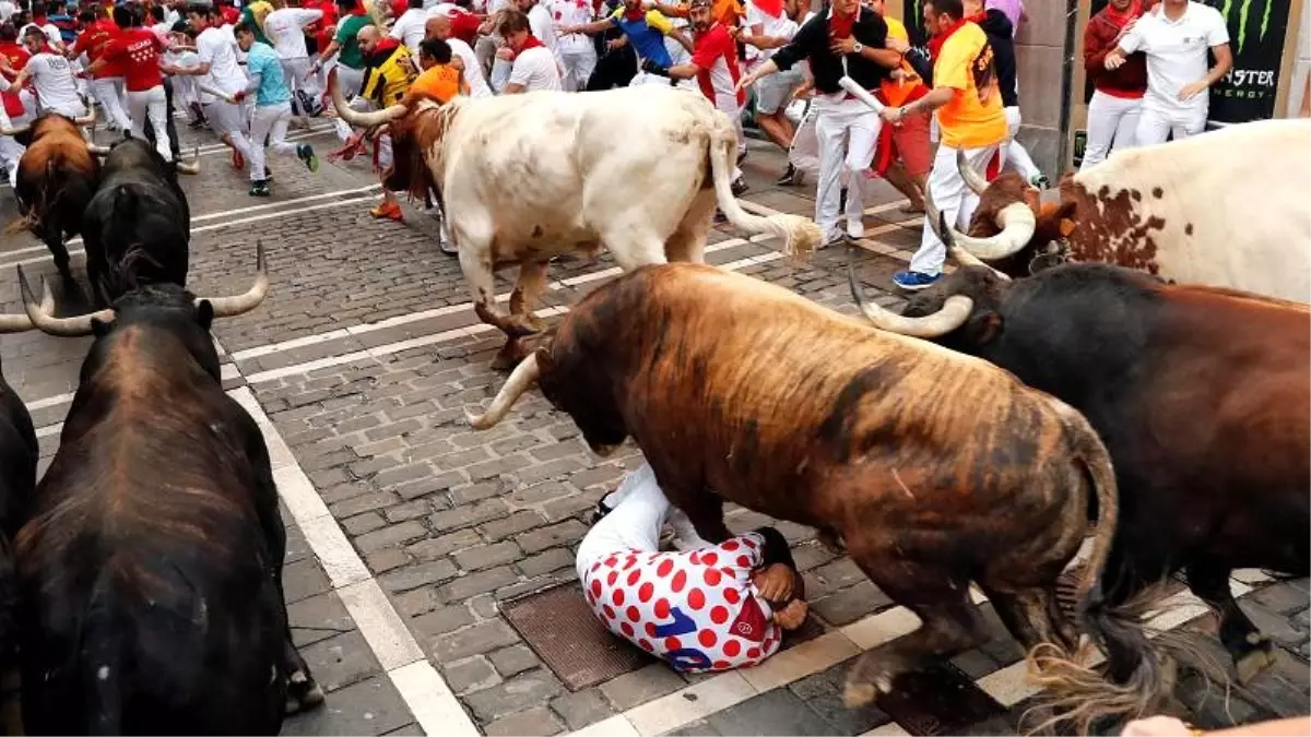 Video | San Fermin Festivali\'nin 7. günündeki boğa koşusunda 5 kişi yaralandı