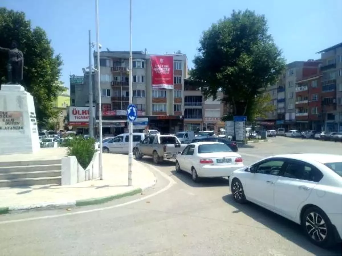 Yoldaki çalışma Mustafakemalpaşa\'daki trafiği kilitledi