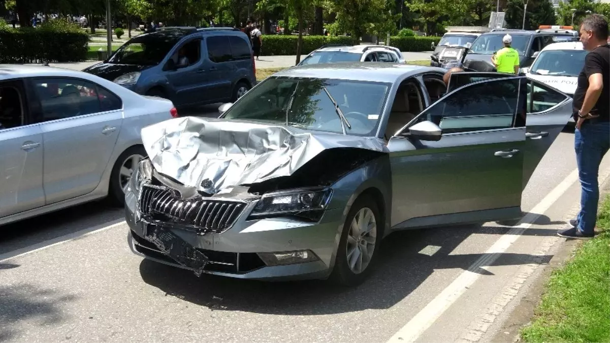 Zırhlı özel hareket aracına çarpan otomobilde büyük hasar meydana geldi