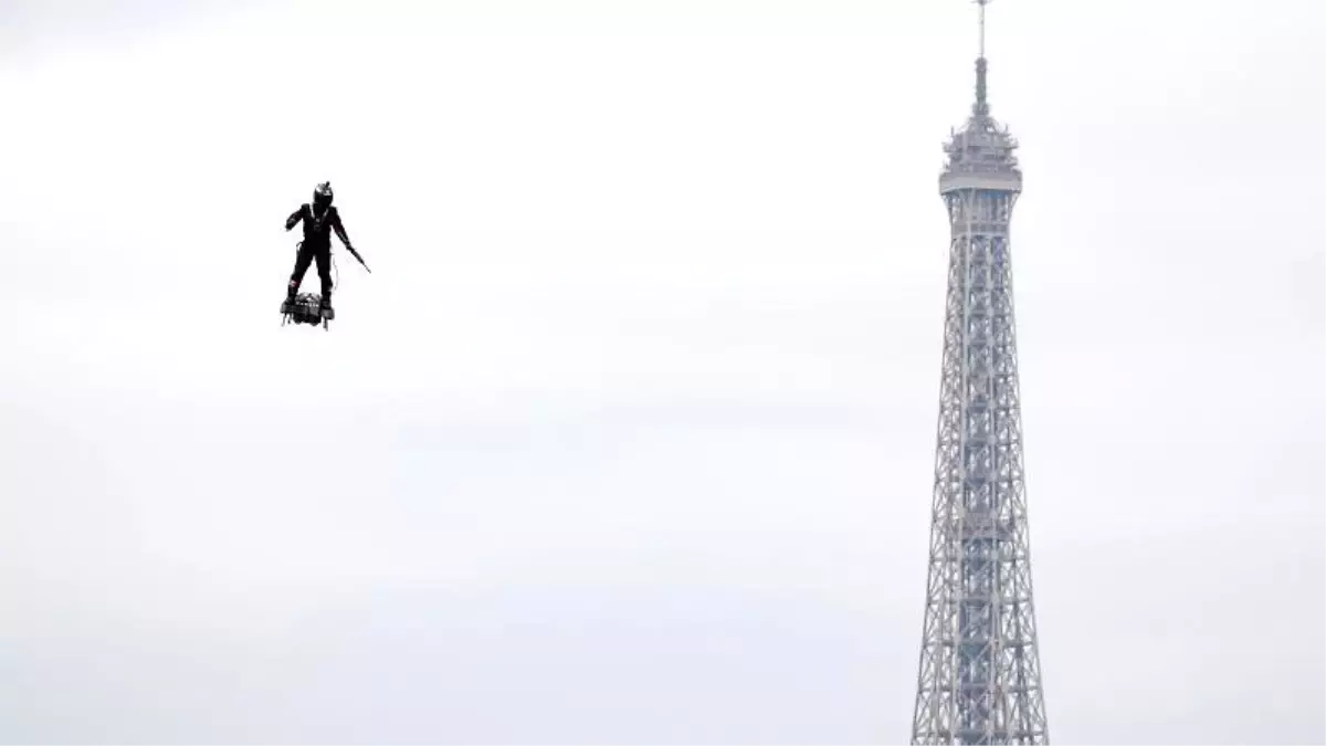 14 Temmuz Bastille Günü kutlamalarında Paris\'te flyboard\'lu askere yoğun ilgi