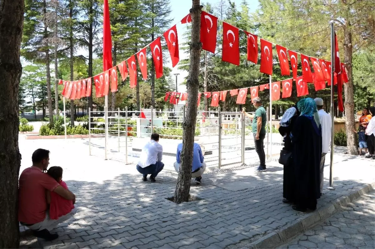 15 Temmuz yıl dönümünde Halisdemir\'e ziyaretçi yoğunluğu