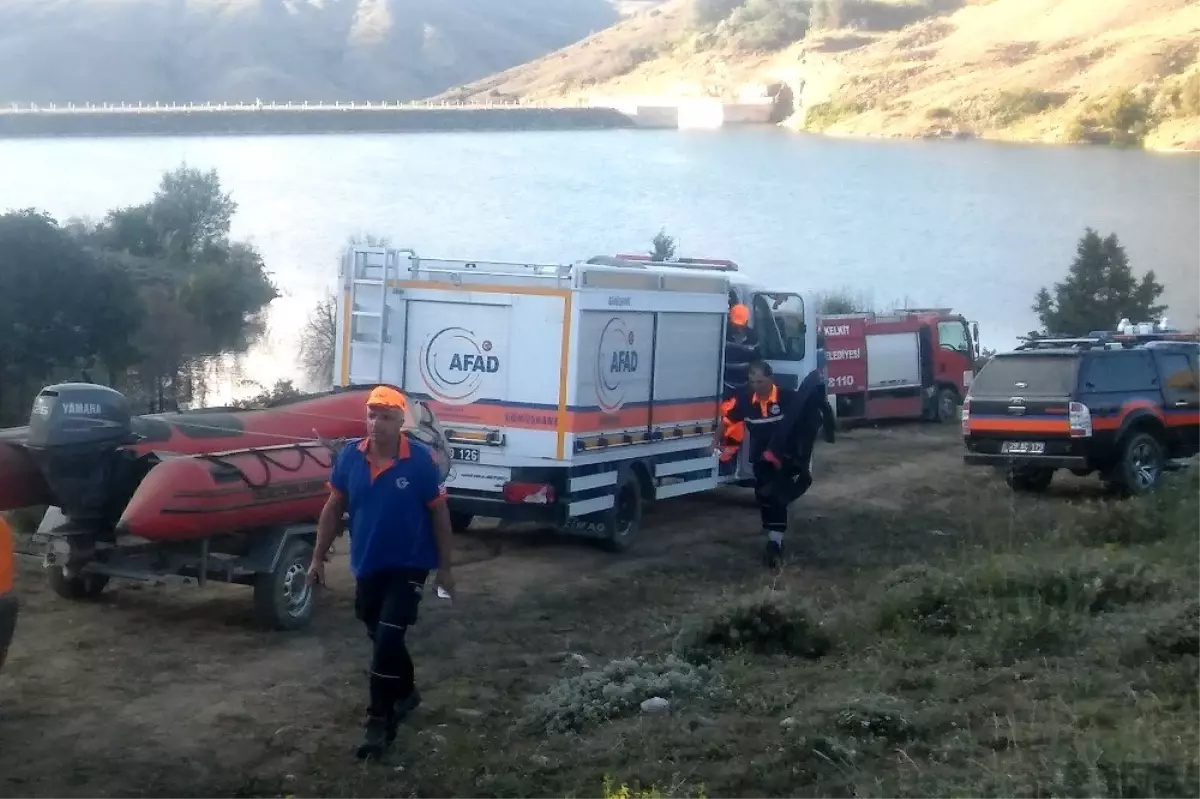 Arkadaşıyla serinlemek için girdiği gölette boğuldu