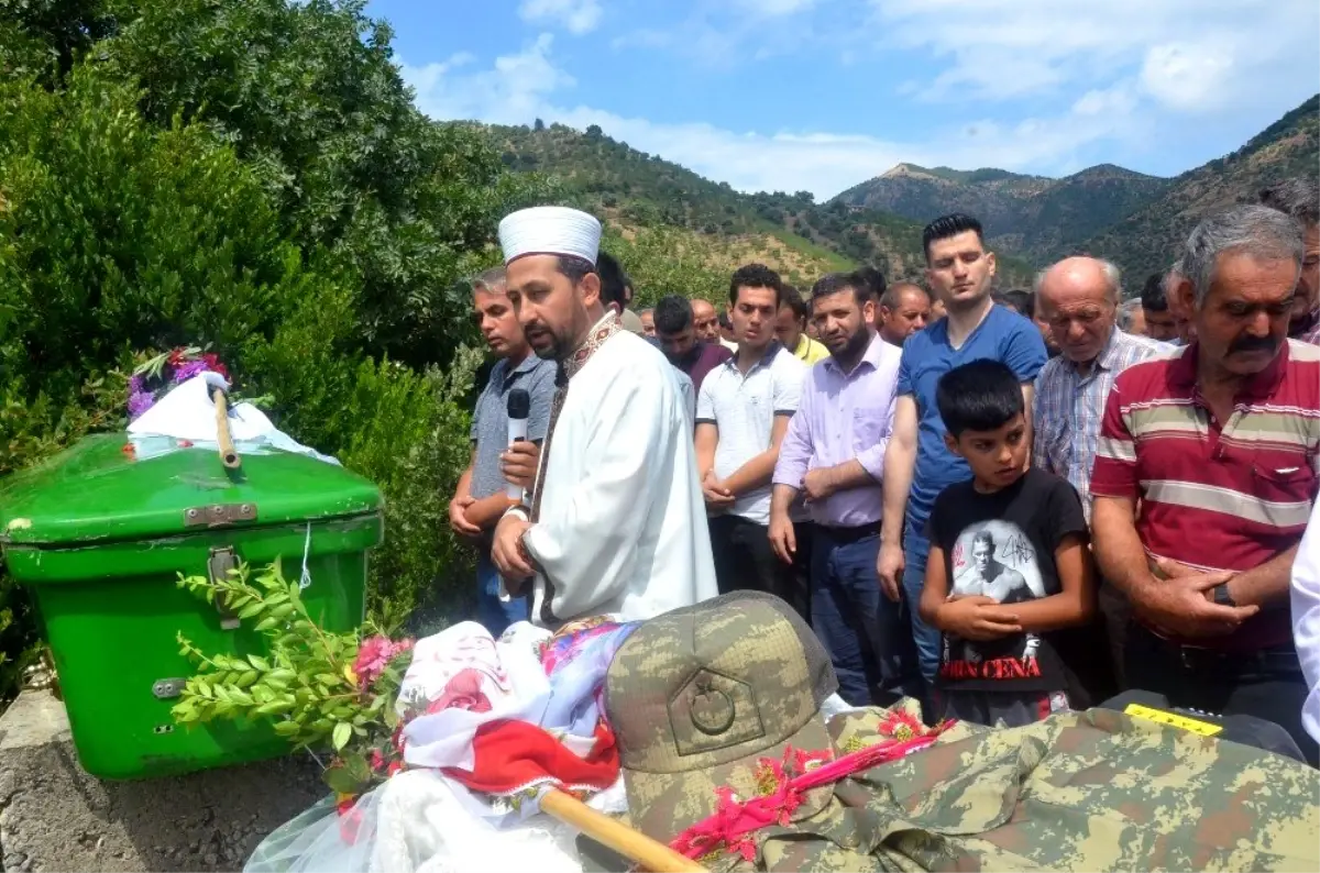 Babasıyla birlikte ölen İrem, son yolculuğuna gelinlik ve çok istediği üniformayla uğurlandı