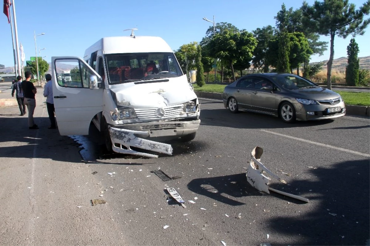 Elazığ\'da minibüsler çarpıştı: 6 yaralı