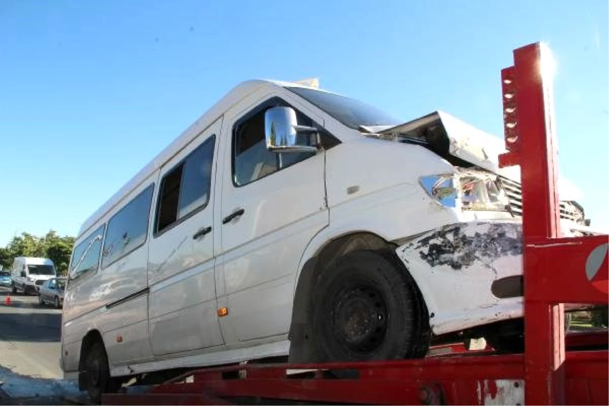 Elazığ\'da minibüsler çarpıştı: 6 yolcu yaralı