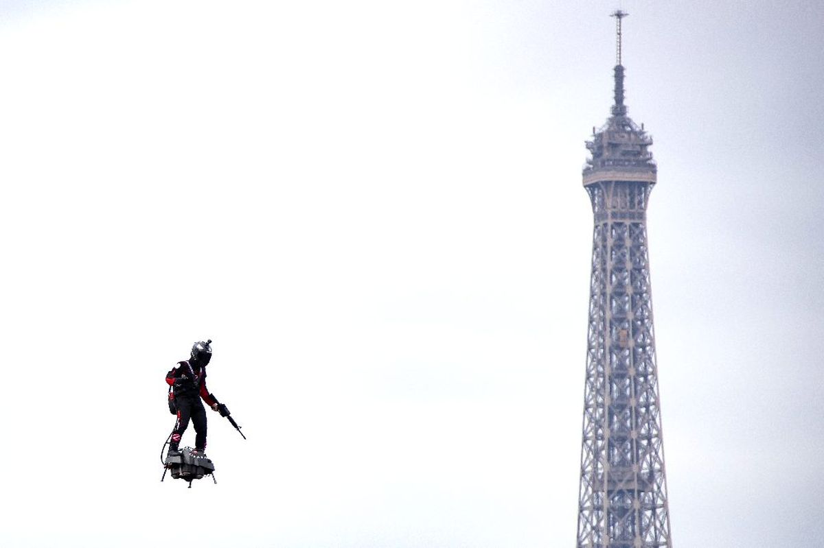 Fransa\'da Bastille Günü askeri geçit töreni