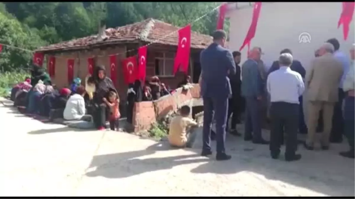 GATA\'da tedavi görürken şehit olan Uzman Çavuş Salih Altuntaş\'ın baba evi