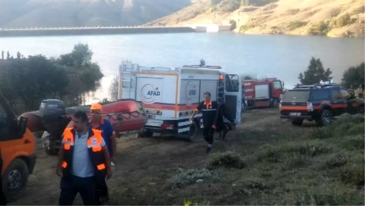 Gölete giren iki arkadaştan biri kurtuldu, diğer kayboldu