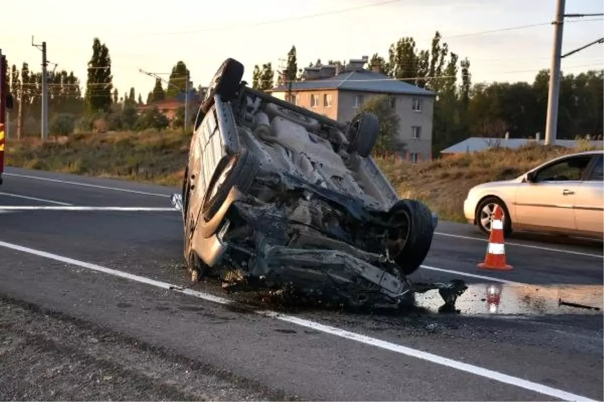 Hafif ticari araç, traktör römorkuna çarptı: 1 ölü, 1 yaralı