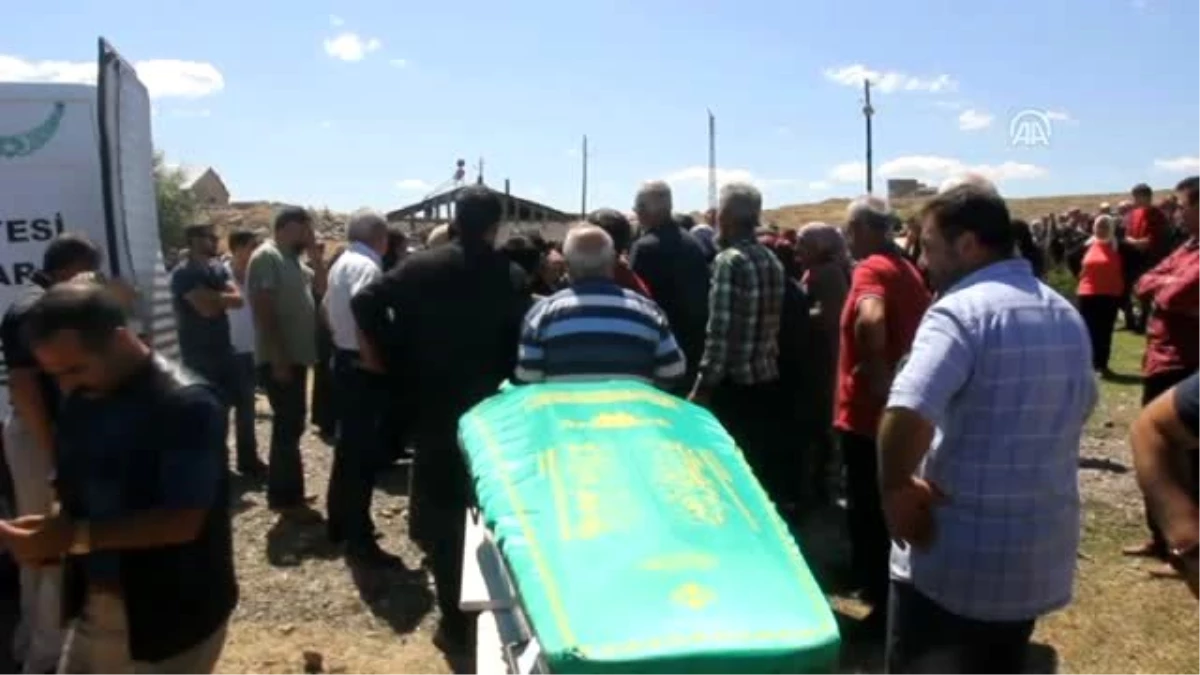 Hafik\'teki kazada hayatını kaybeden anne, baba ve kızlarının cenazeleri toprağa verildi