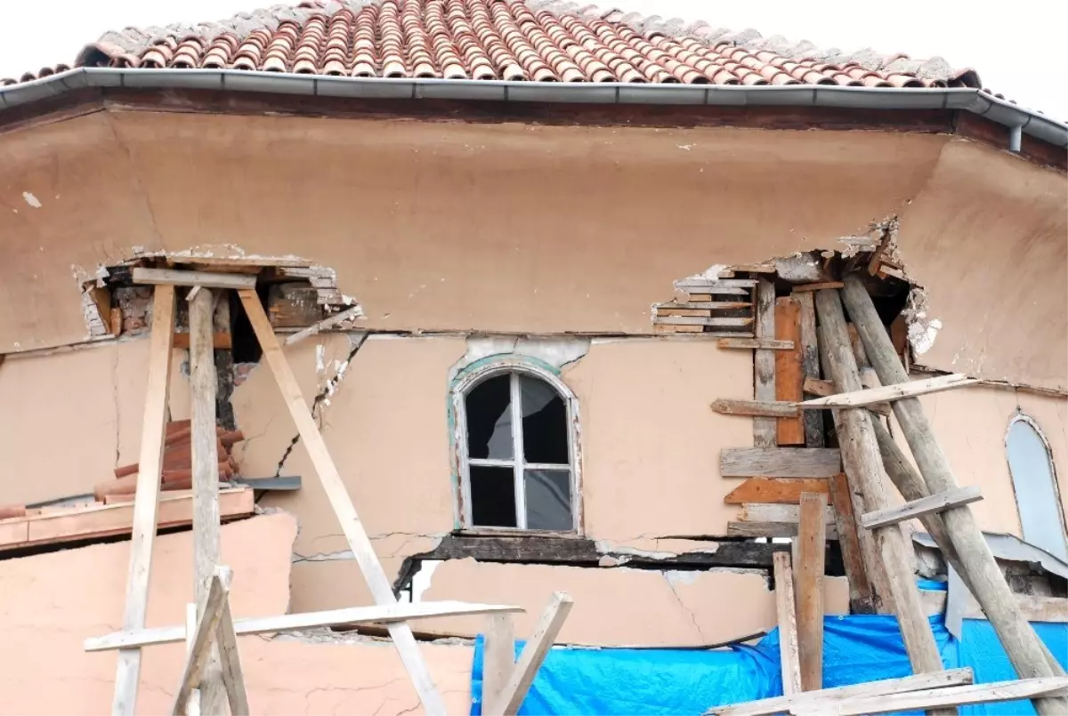 Heyelan yüzünden restorasyonu geciken cami yıkılmak üzere