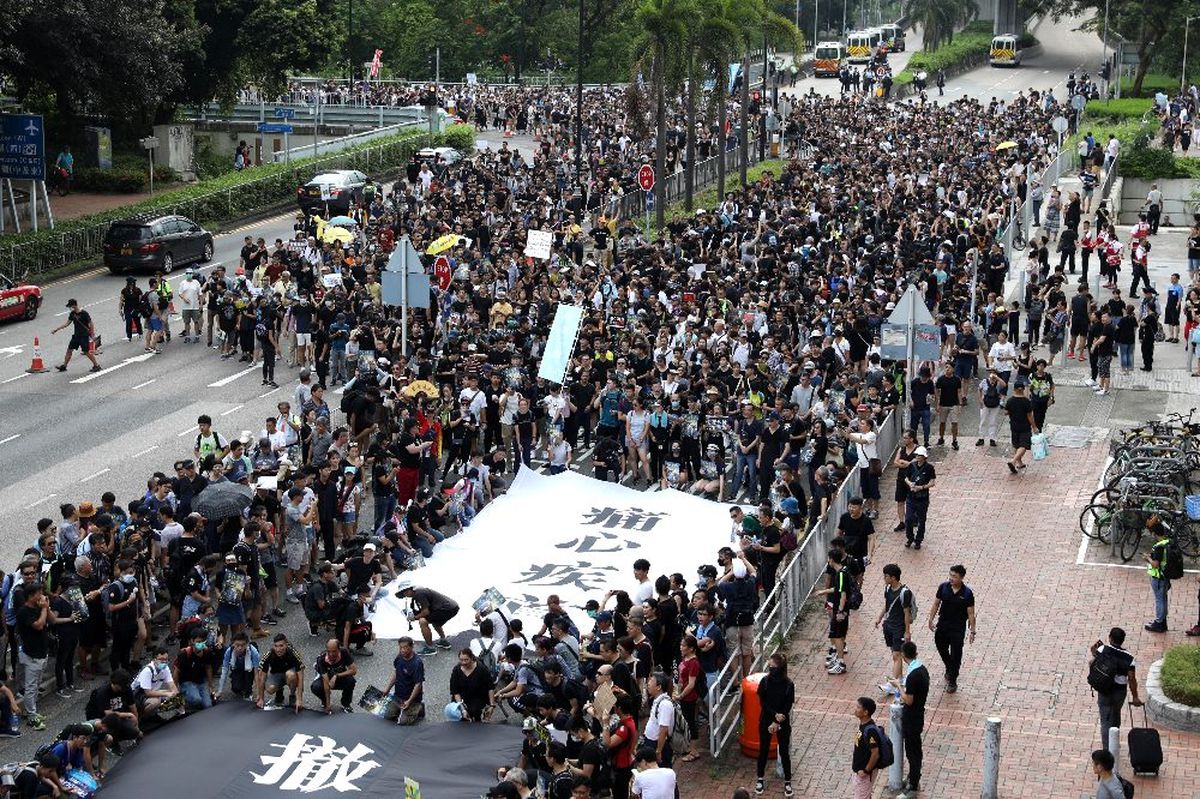 Hong Kong\'da protestocular banliyöye indi