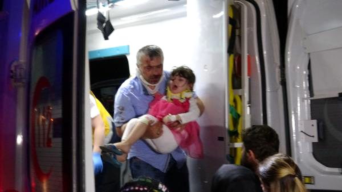 İki otomobil kafa kafaya çarpıştı: 2\'si çocuk 5 yaralı