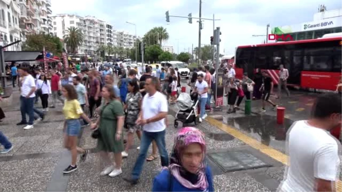 İzmirliler yaz yağmuruna hazırlıksız yakalandı