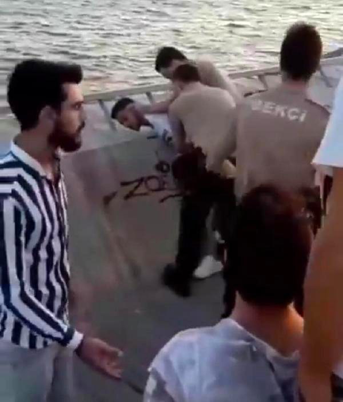 Kimliğini göstermek istemediği gerekçesiyle gözaltına alındı