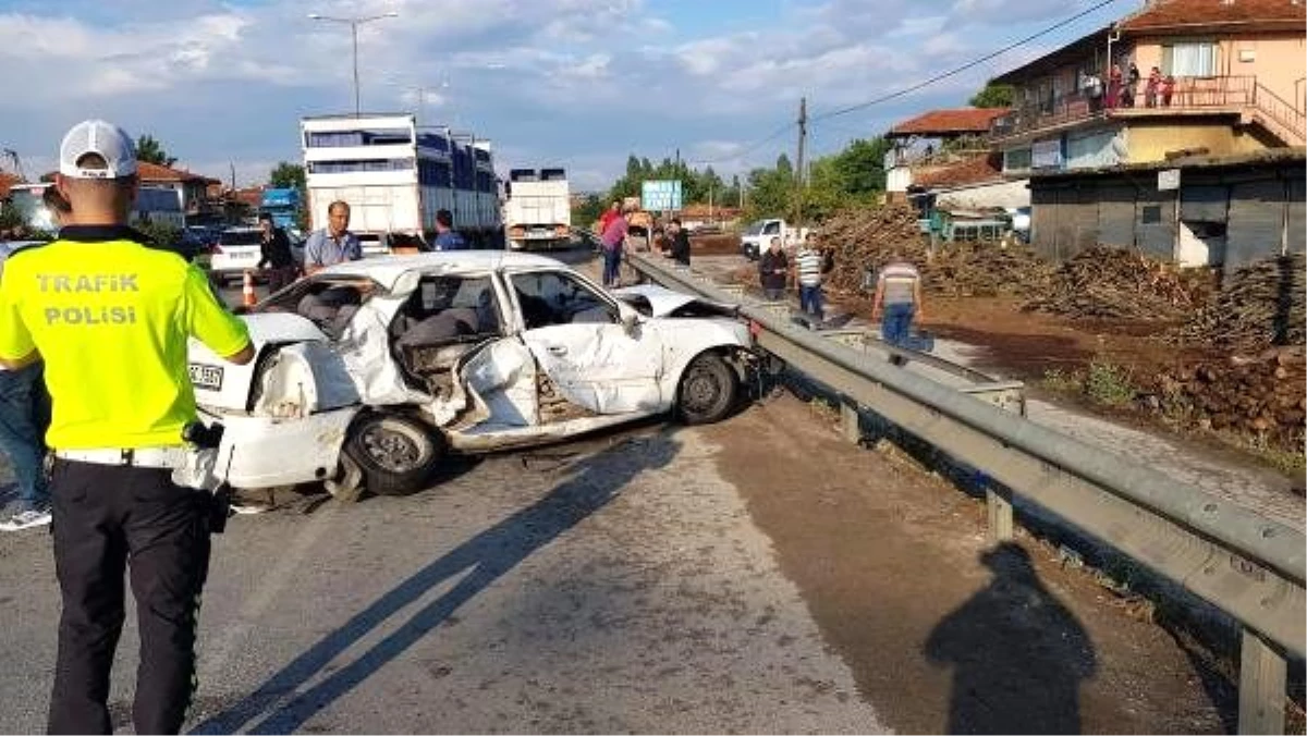 Kula\'da kavşakta TIR otomobil ile çarpıştı: 1 ölü, 2 yaralı (2)