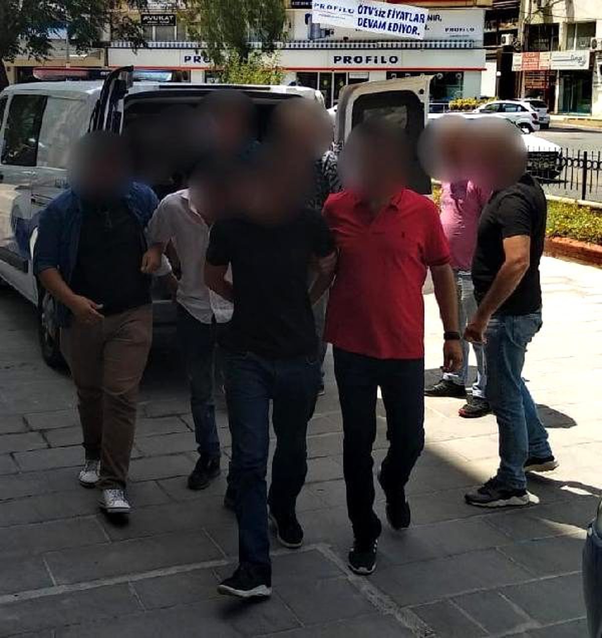 Kuşadası\'nda polisten kaçan otomobildeki 5 şüpheliden 2\'si tutuklandı