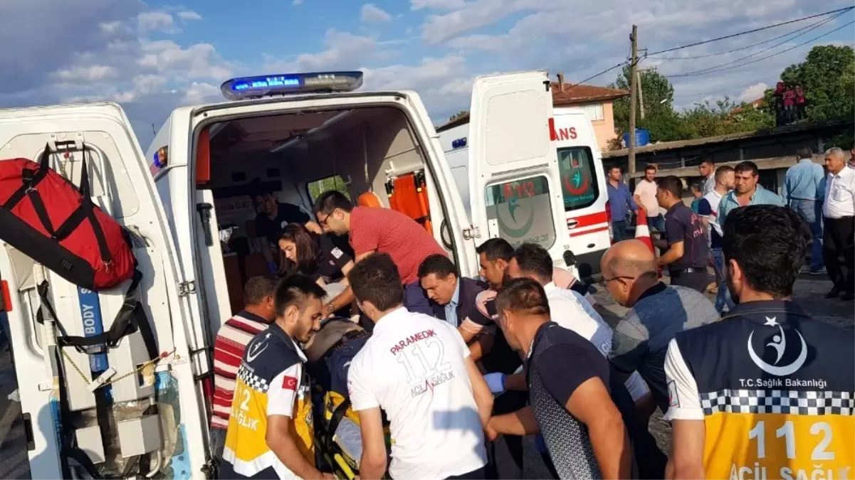 Manisa\'da tır ile otomobil çarpıştı: 1 ölü, 2 ağır yaralı