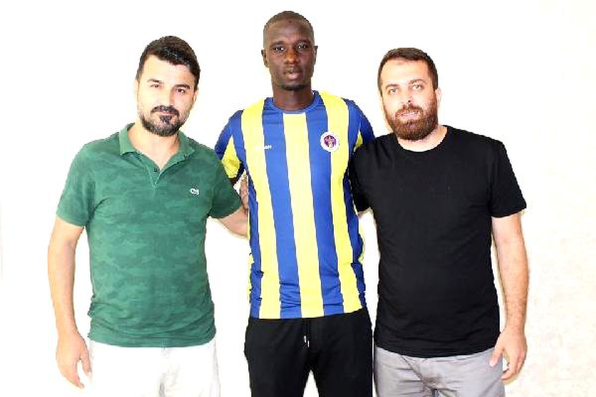 Menemenspor\'a Fransız stoper
