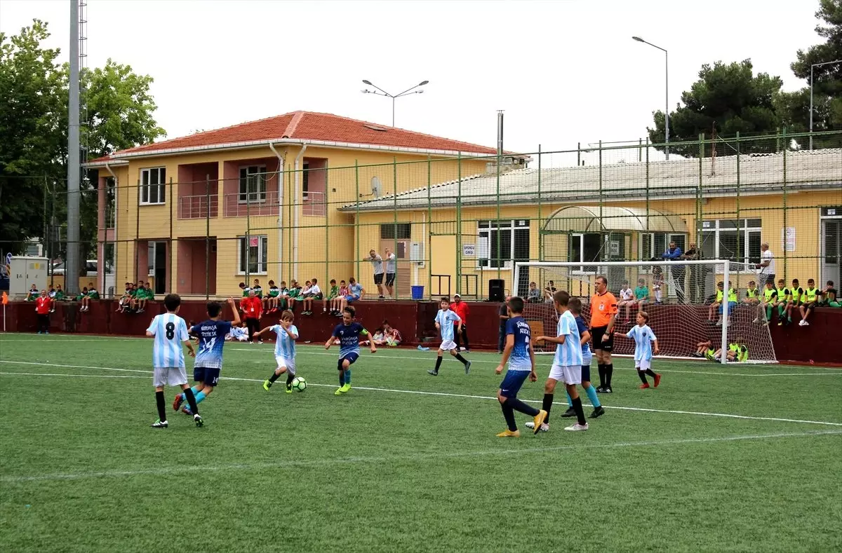 Minik futbolcular 15 Temmuz şehitleri anısına ter döktü