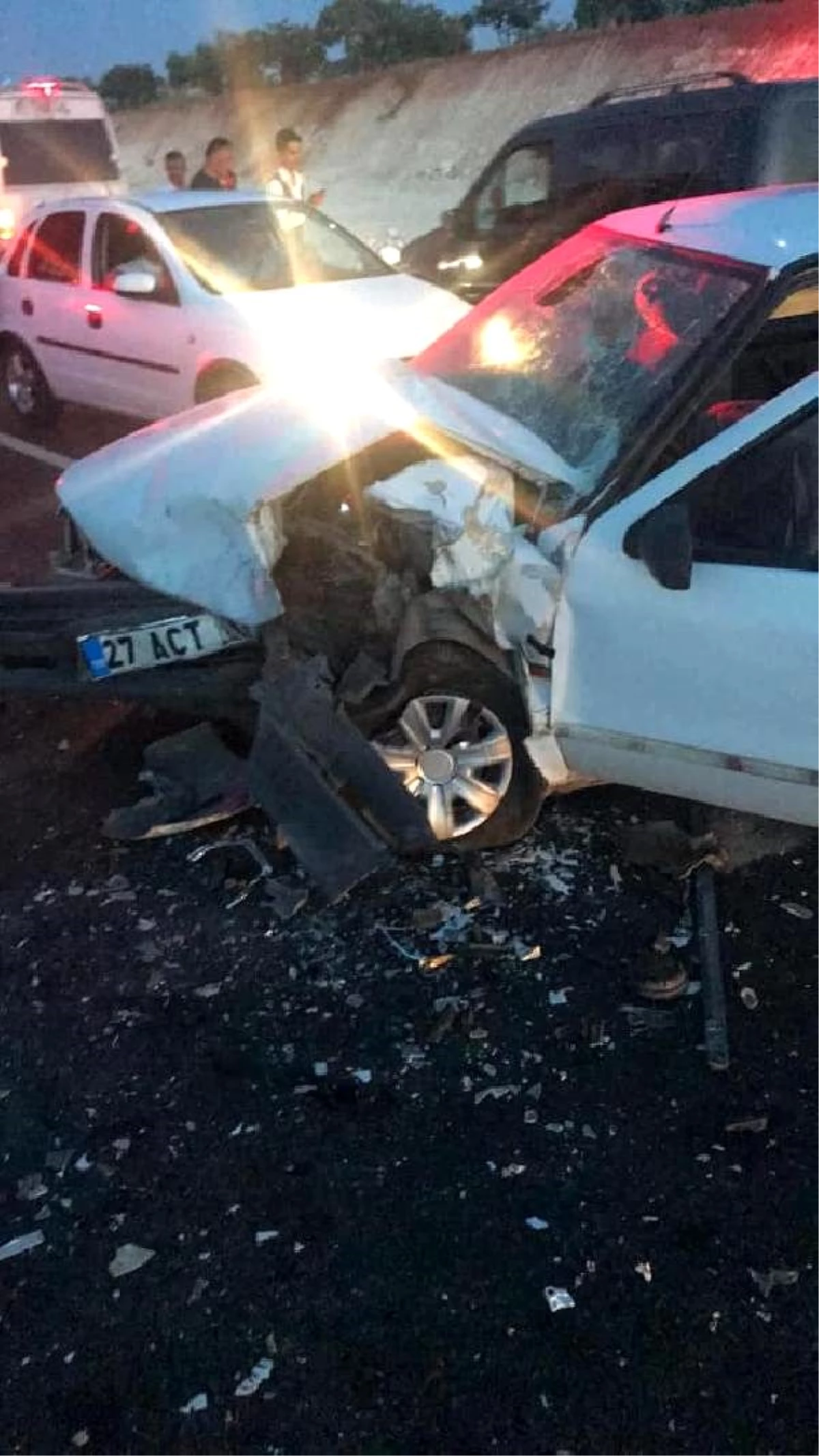 Nizip\'te iki otomobil çarpıştı: 11 yaralı