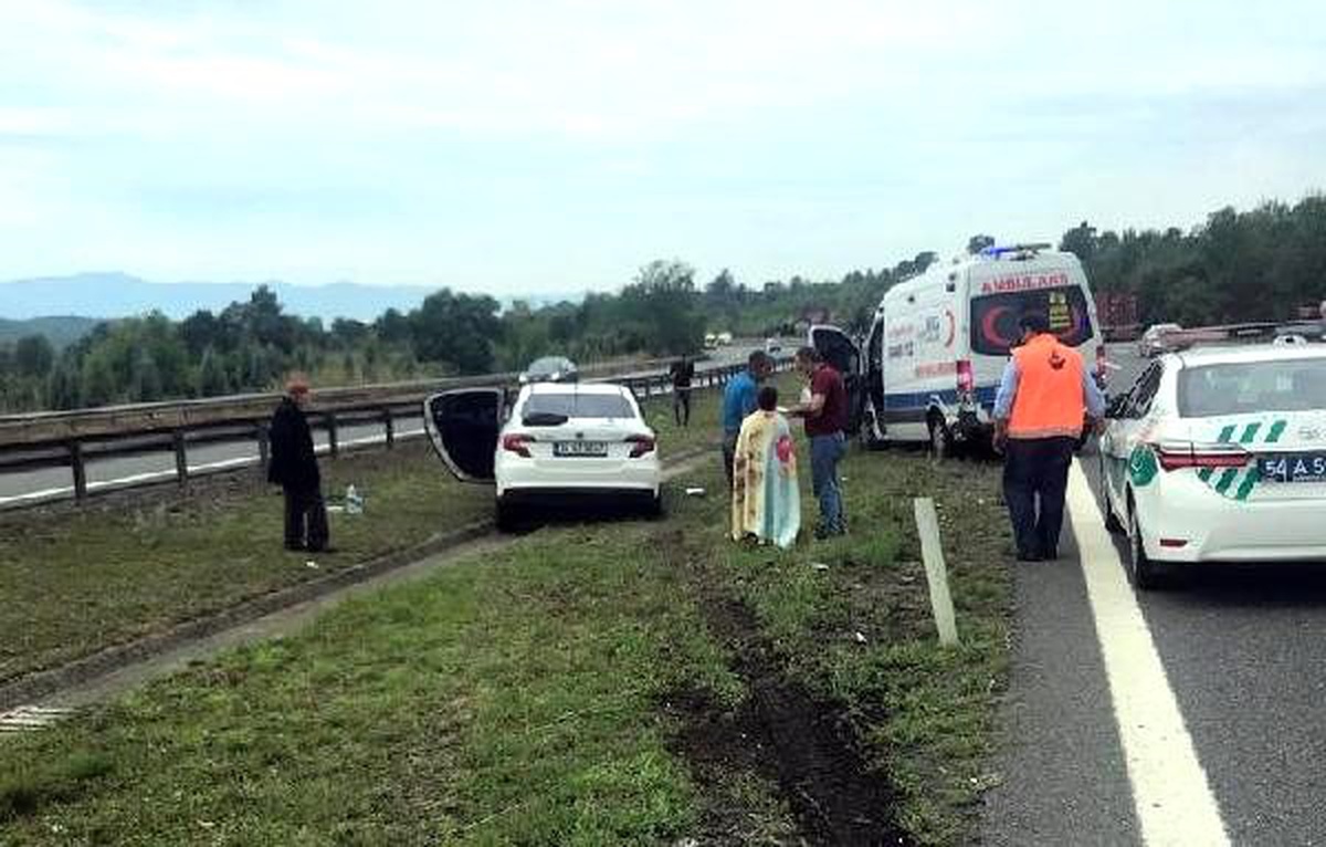 Otomobil önce ambulansa ardından çekiciye çarptı: 3 yaralı