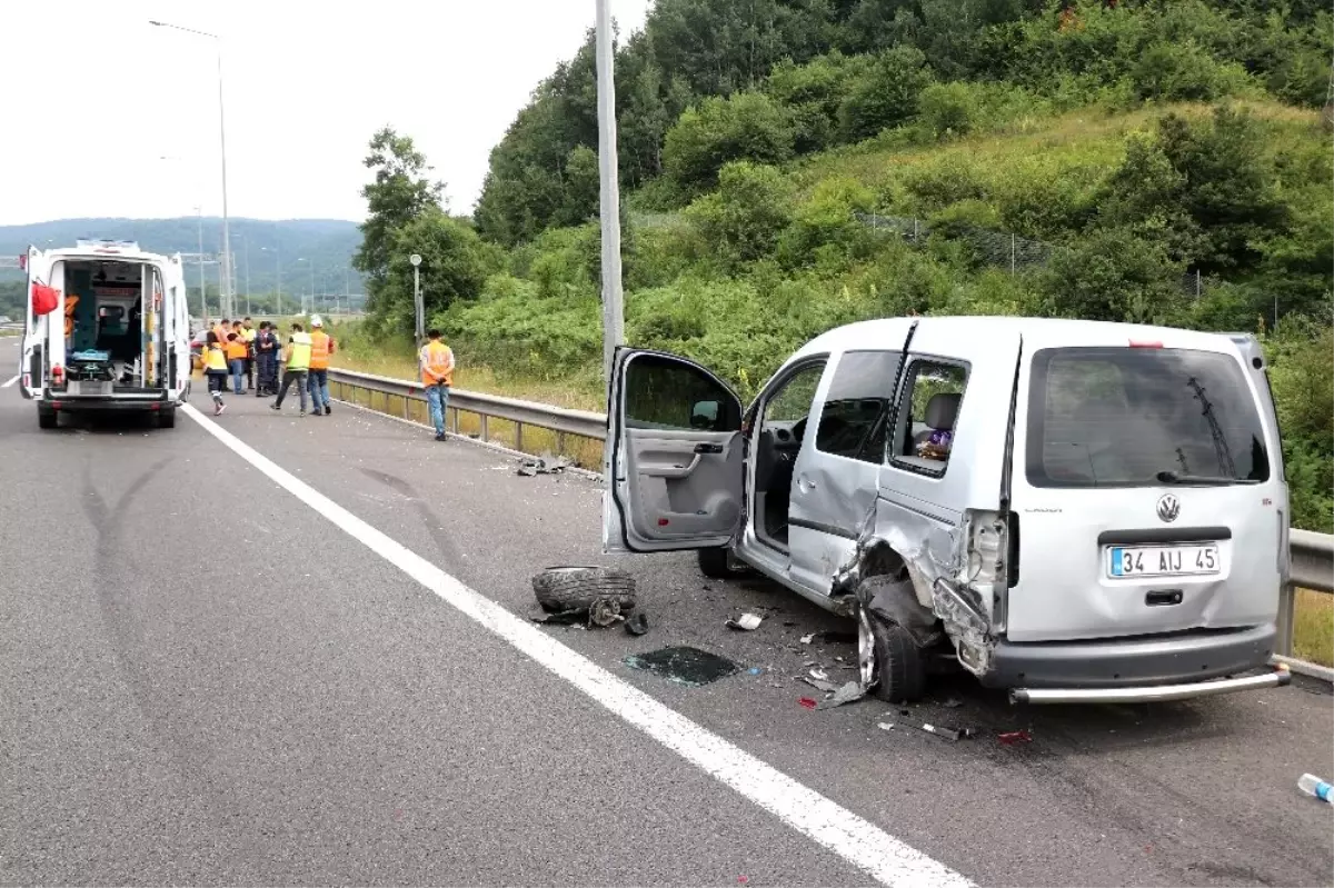 Otomobil, TEM\'de park halindeki hafif ticari araca çarptı: 5 yaralı