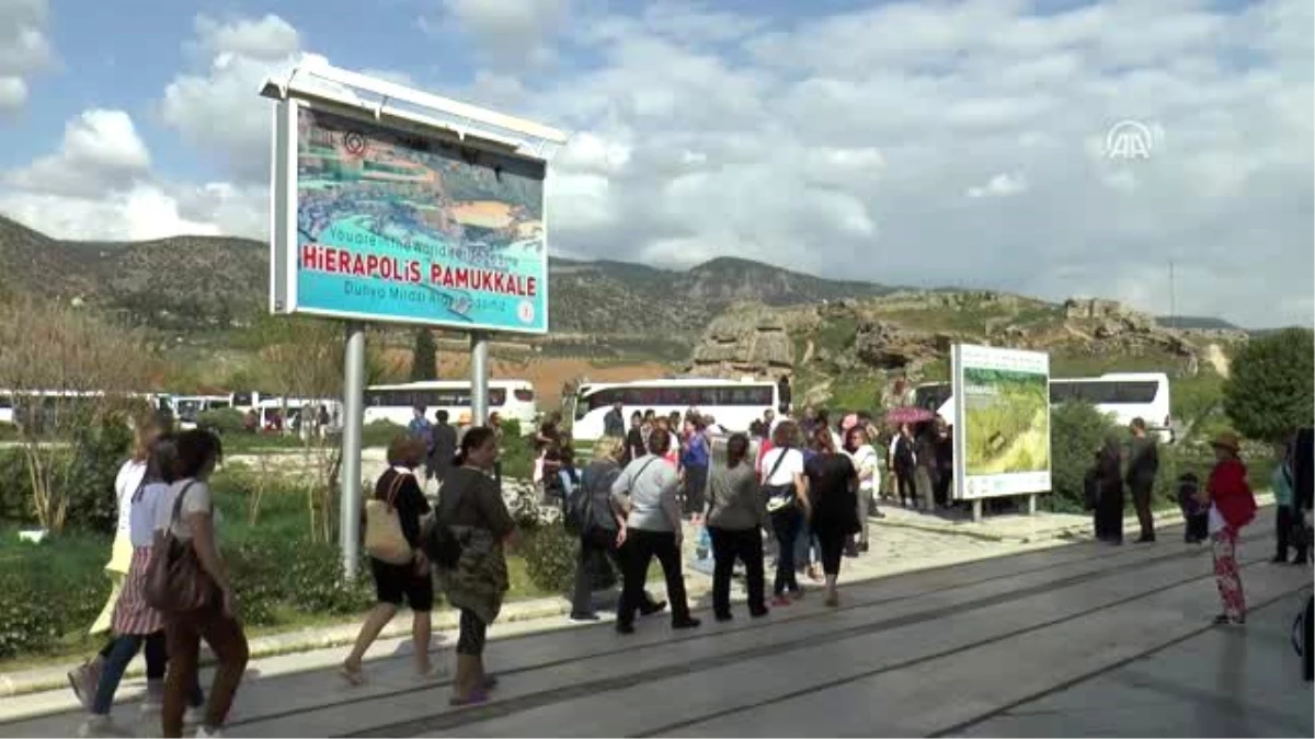 Pamukkale\'deki antik havuzda kaplıca keyfi