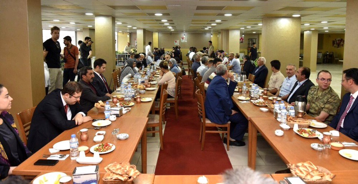 Şehit yakınları ve gaziler onuruna yemek verildi