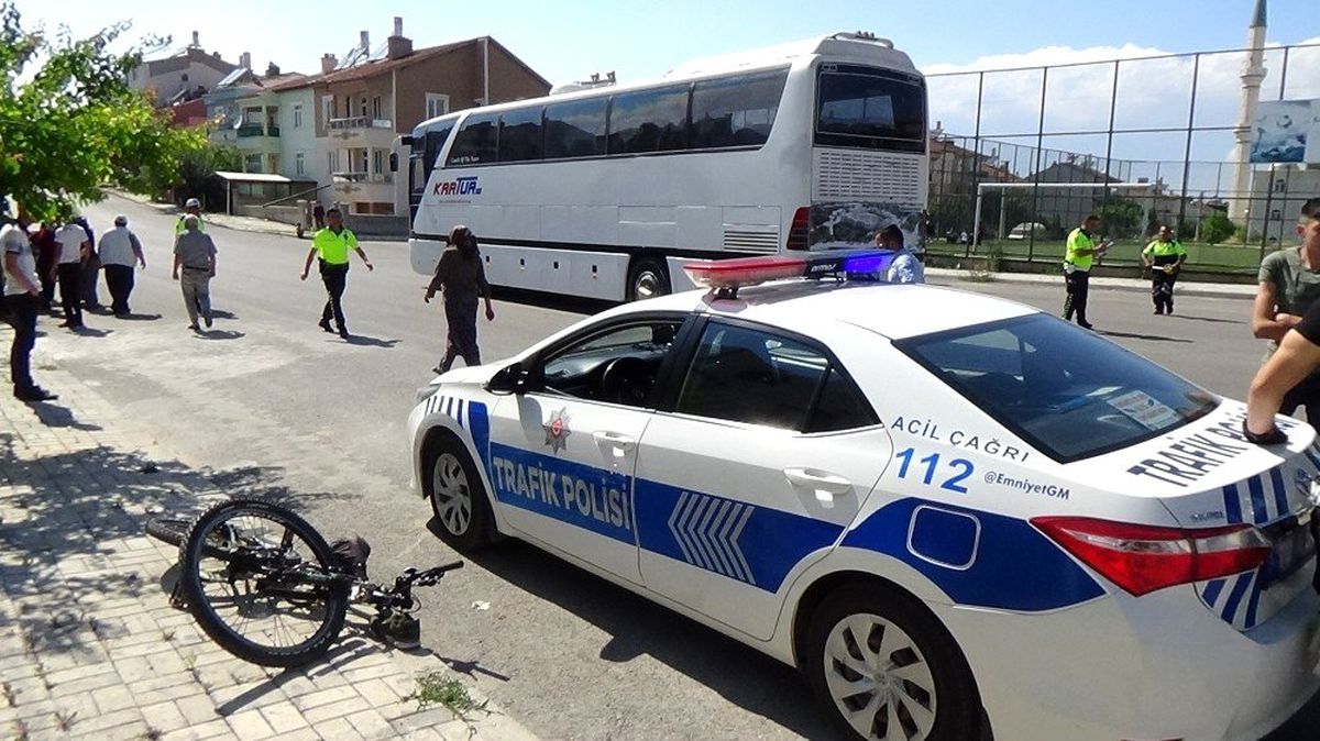 Servis otobüsüne çarpan bisiklet sürücüsü çocuk yaralandı