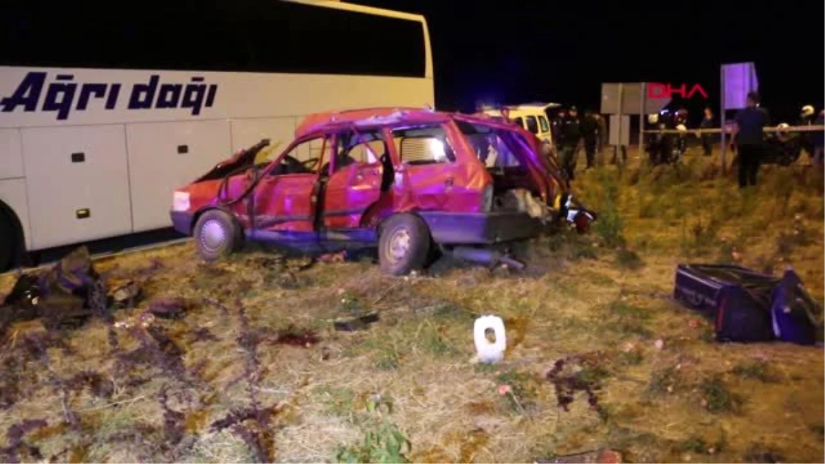 Sivas\'ta yolcu otobüsü ile otomobil çarpıştı: 3 ölü, 1 yaralı