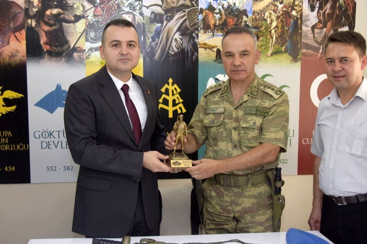 Tugay komutanı Dere\'den şehit ailelerine ziyaret