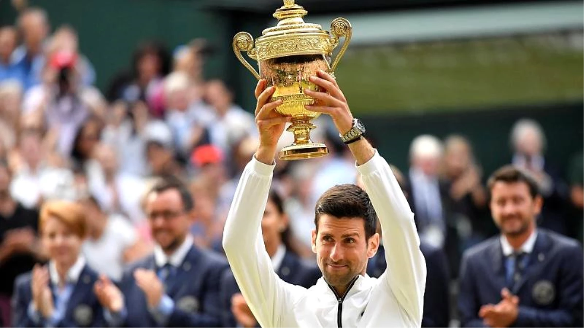 Wimbledon 2019 Tenis Turnuvası\'nı Roger Federer\'i 3-2 yenen Sırp raket Novak Djokovic kazandı