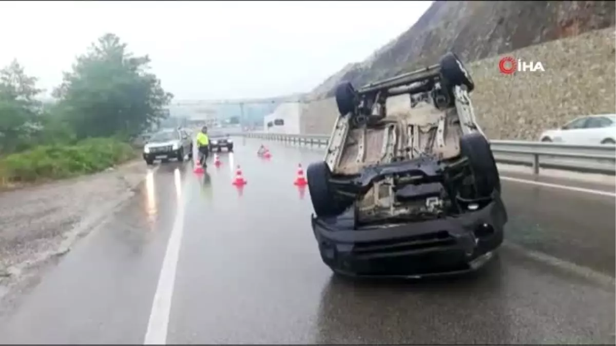 Yağış sonra kayganlaşan yolda takla atıp karşı şeride geçti, sürücü ölümden döndü