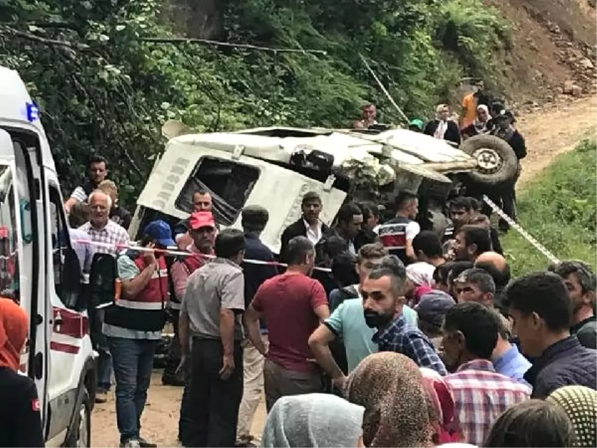 Yolcu minibüsü yayla yolunda devrildi: 7 ölü, 4 yaralı (3)