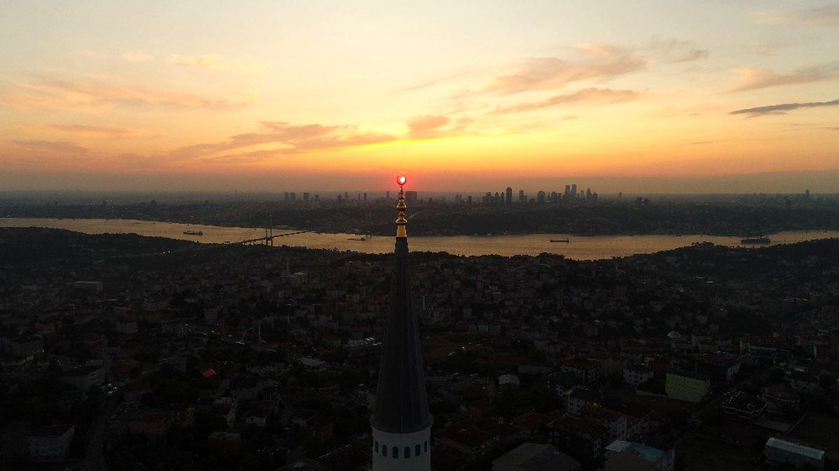 15 Temmuz\'da İstanbul\'da güneş batarken gökyüzü kızıla boyandı
