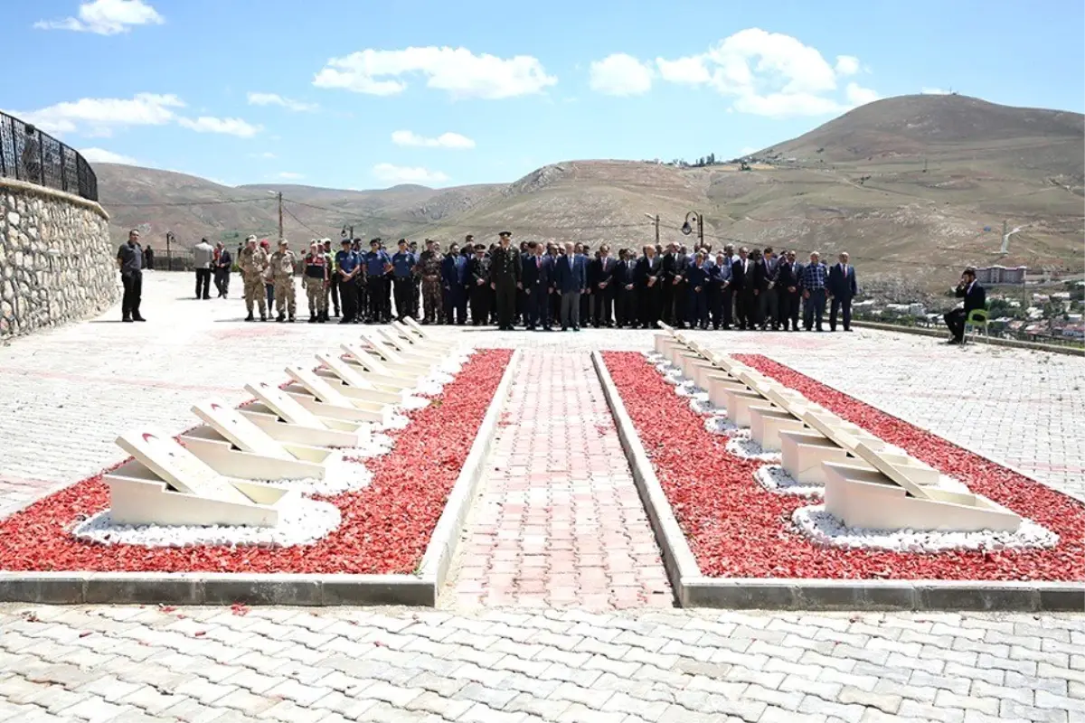 15 Temmuz Demokrasi ve Milli Birlik Günü dolayısıyla Bayburt Şehitliğinde tören düzenlendi